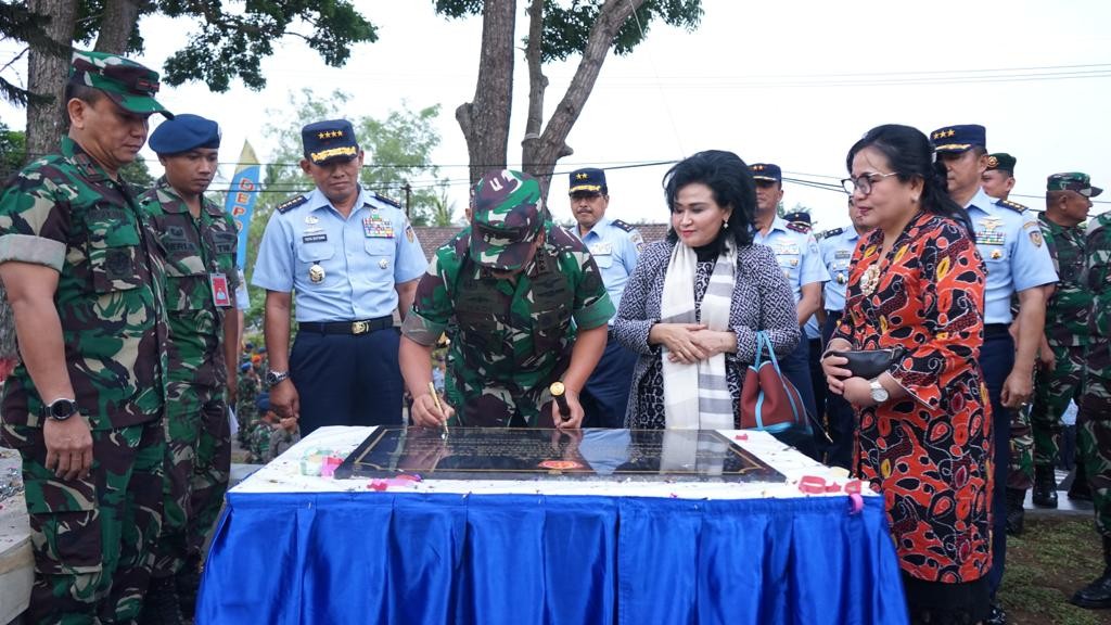 Panglima TNI Resmikan Monumen Pesawat Mig 17