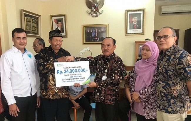 BPJSTK Cikarang Santuni THL Dinsos Kabupaten Bekasi
