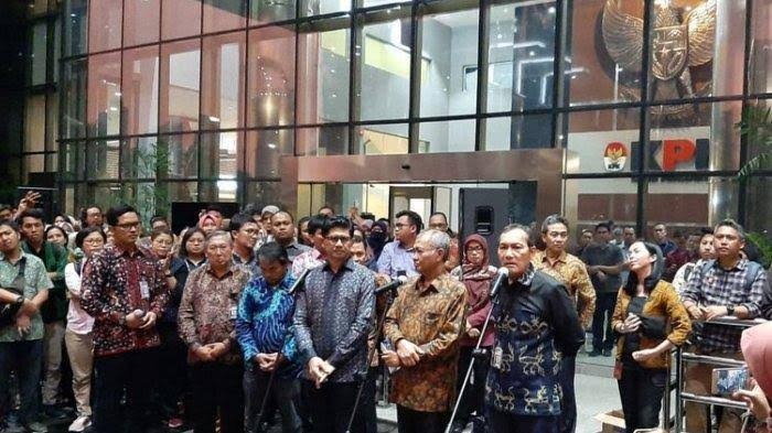 Bikin Gaduh, Presiden Disarankan Minta DPR Berhentikan Agus Rahardjo Cs