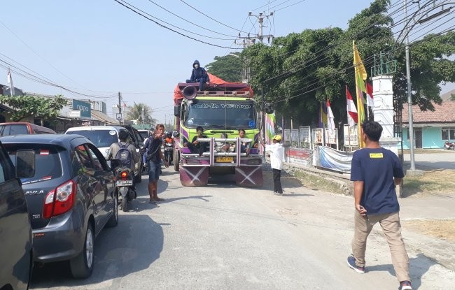 Banyak Truk Besar Melintas di Jalan Raya Babelan, DPUPR Kabupaten Bekasi Jangan Diam