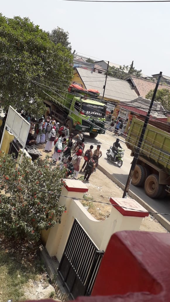 Bikin Resah, Emak-emak Demo Truk Tanah di Babelan