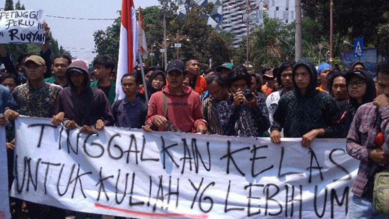 Tolak Revisi UU KPK, Mahasiswa Cirebon Demo Depan Gedung DPRD