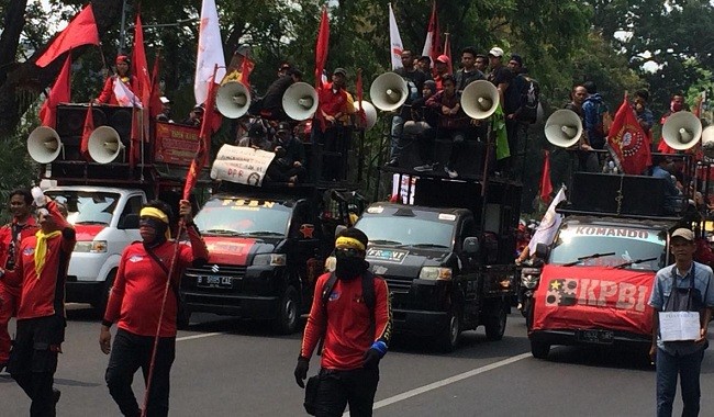 Kecewa Dengan Jokowi, Petani Lakukan Aksi Robek Sertifikat Tanah