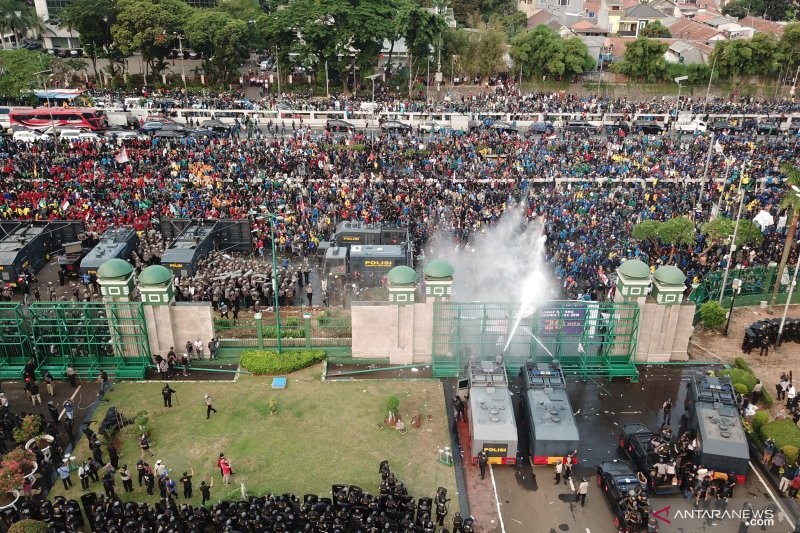 Aparat Hancurkan HP Wartawan NTV Saat Liput Demo Mahasiswa