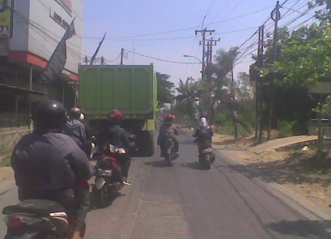 Sebabkan Macet, Dump Truck Pengangkut Tanah Tetap Beroperasi di Babelan