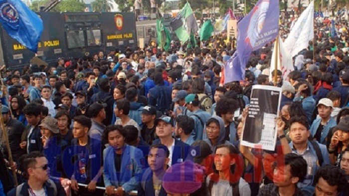 Mahasiswa Aksi, Rektor Kena Sanksi