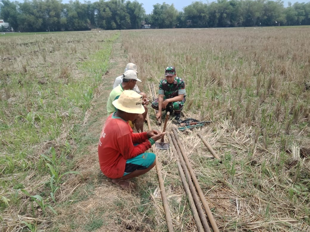 Musim Kemarau, Babinsa Jombang Bantu Warga Bangun Sumur Bor