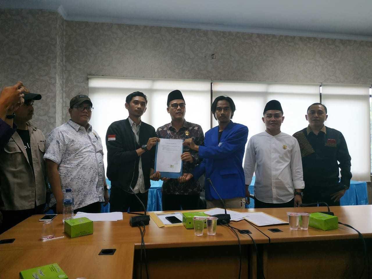 Dikepung Mahasiswa, DPRD Bekasi Teruskan Tuntutan Ke Presiden Dan DPR 