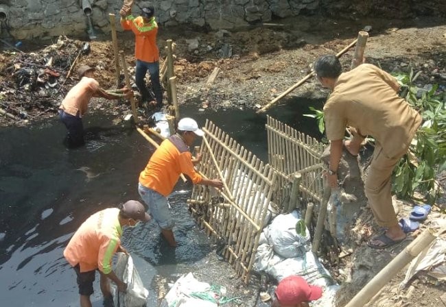 Atasi Sampah Membludak, DLH Pasang Jaring Bambu di Kali Perbatasan