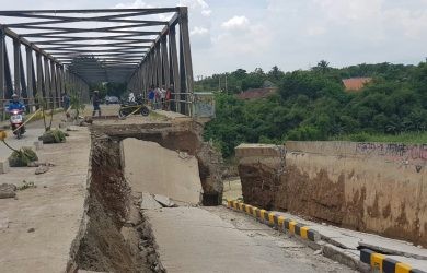 Pemkab Bekasi Belum Dapat Memastikan Perbaikan Jembatan Cipamingkis