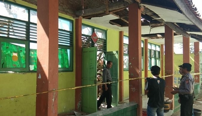 Dua Ruang Kelas SMPN 2 Plumbon Cirebon Ambruk, 14 Siswa Dilarikan ke RS