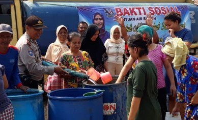 Distribusikan Air Bersih, Anggota DPRD Gandeng Polisi Cibarusah