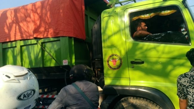 Aparat Dilecehkan, Dump Truk Tetap Lintasi Jalan Raya Babelan