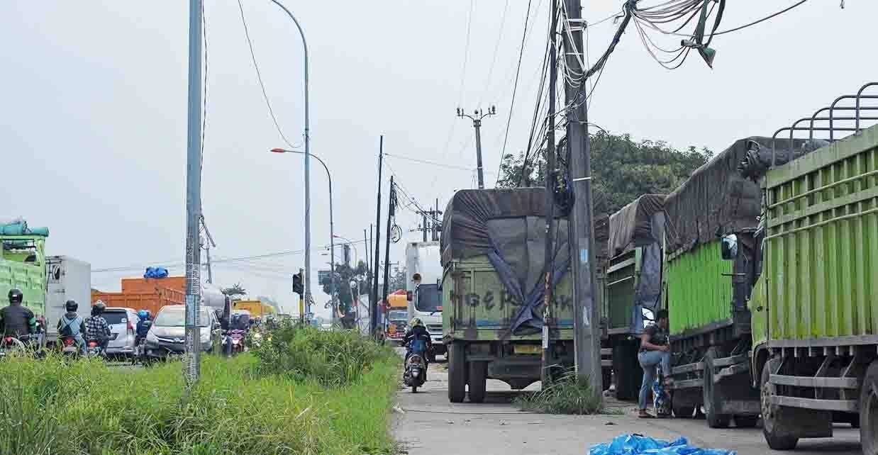 Bahu Jalan Kalimalang Jadi Tempat Usaha, Pemkab Bekasi Disebut Tak Punya Nyali
