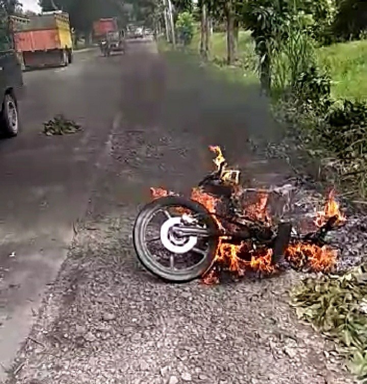 Akibat Korsleting, Motor Diduga Milik Polisi Hangus Terbakar