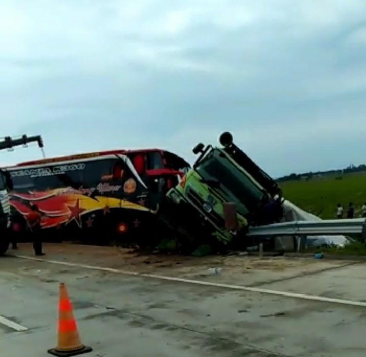 Bus Scania Bintang Utara  Seruduk Truk Tronton di Tol Tebing Tinggi- Medan, 1 Tewas  Dan 11 Luka-Luka
