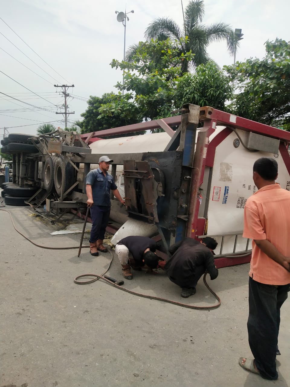 Sambungan Mobil Barang Mercedes Truk Tractor Head Patah dan Terbalik di Beram Jalan