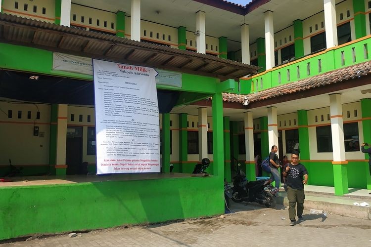 SDN Karang Rahayu 01 Disegel, Pemilik Minta Bupati Bekasi Kosongkan Lahan