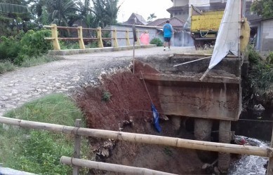 Tiga Tahun Dibiarkan Rusak, Jembatan BTP Nyaris Putus