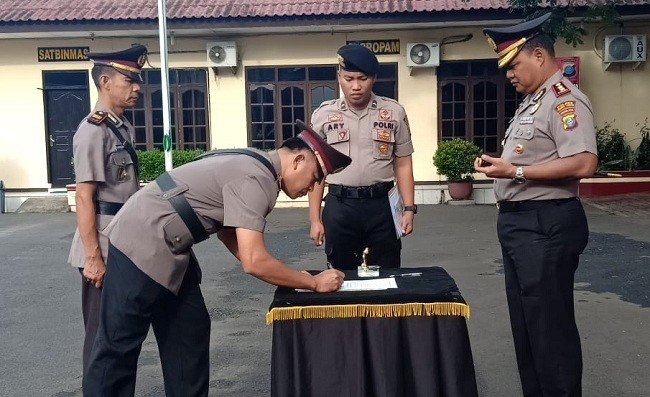Polres Tebing Tinggi Gelar Upacara Pemberian Reward Kepada Personil Berprestasi
