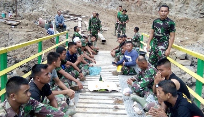 Tuntaskan Pekerjaan, TNI Gelar Syukuran Di Atas Jembatan