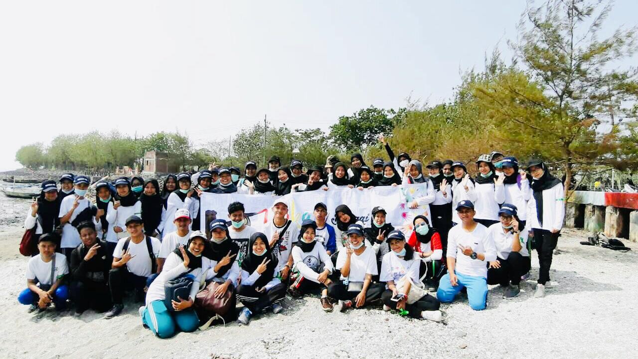 Vokasi bersama World Clean Up Day Bersihkan Pantai Kenjeran Surabaya