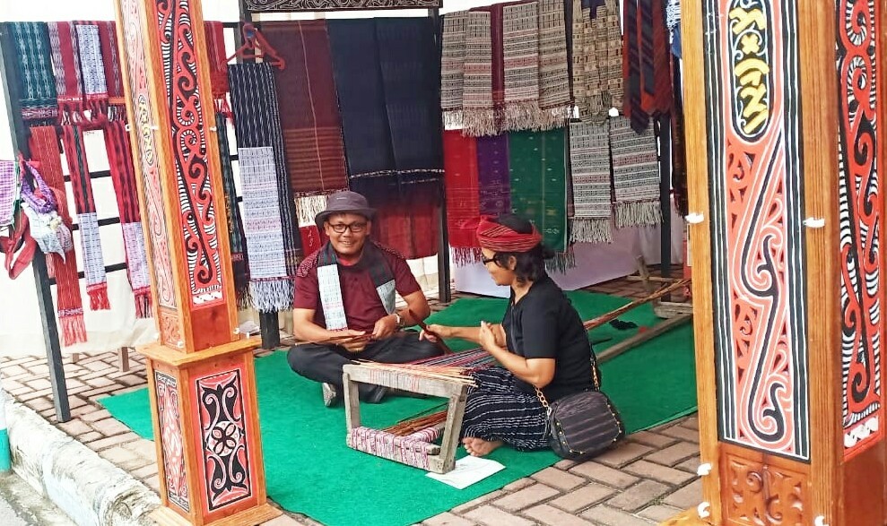 Disaat Ulos Batak Bercorak Tenun Sirat Merambat Bisnis Souvenir Toba. 