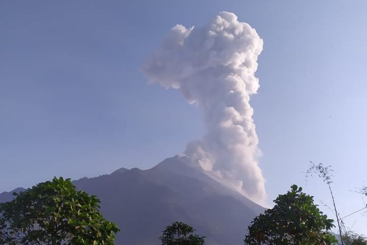 Gunung Merapi Keluarkan Awan Panas Letusan Setinggi 1.500 Meter 