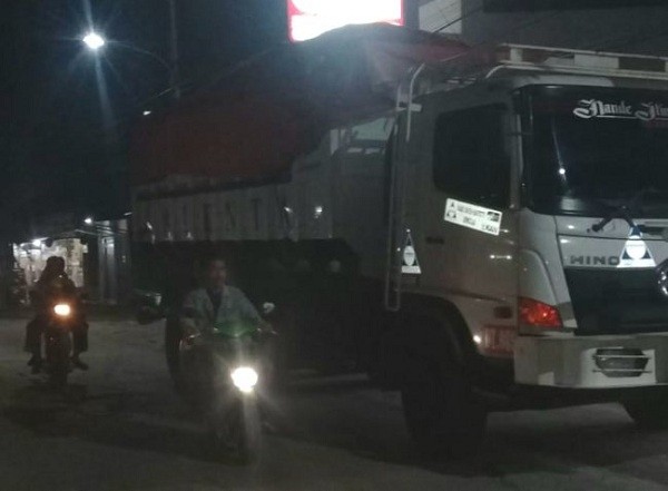 Sudah Dilarang,  Truk Tanah Masih Saja Nekat Terobos Jalan Raya Babelan