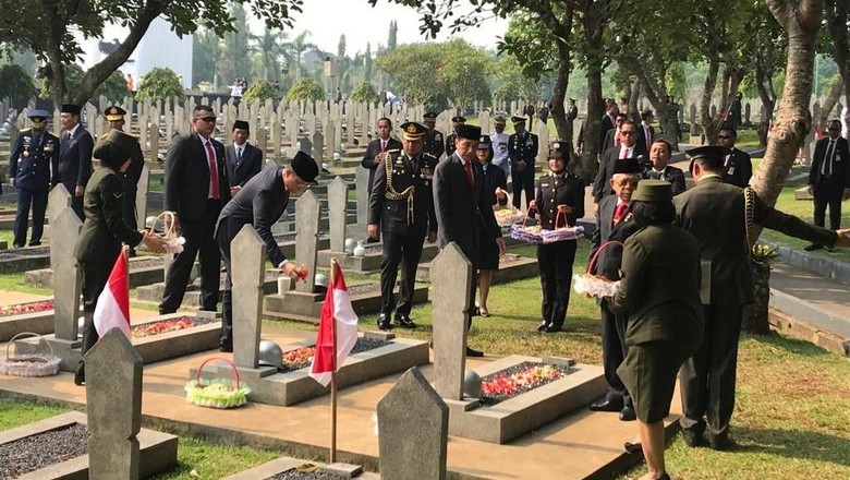 Hari Pahlawan, Jokowi-Ma'ruf Tabur Bunga di TMP
