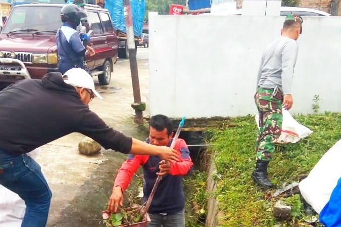 "Peduli Kebersihan Lingkungan"  Pemkab Simalungun, Dandim,Waga Dan PTAN Gotroy di Tigaraja.