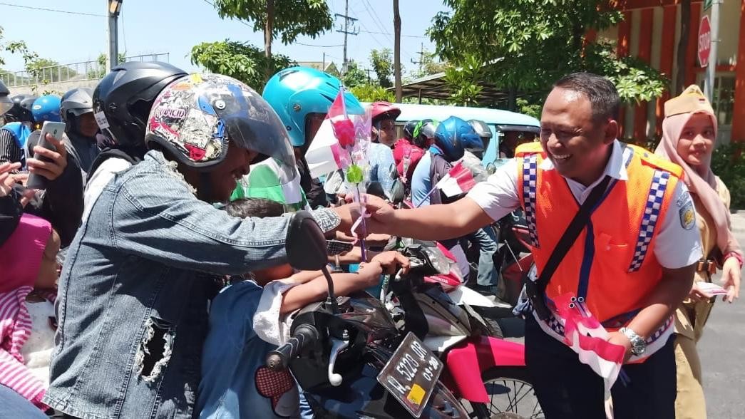 PT KAI Daop 8 Surabaya Tegaskan Alat Utama Keselamatan Rambu Tanda Stop!