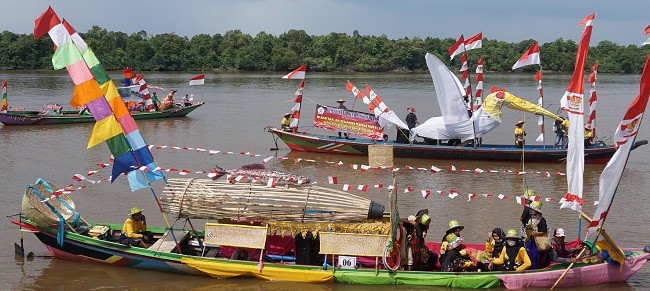 Ramaikan HUT Kecamatan Dengan Kelotok Hias