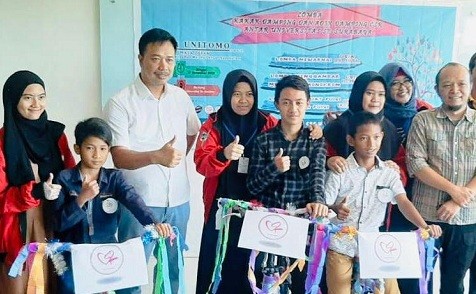 Memotivasi Belajar Anak Damping, CSR Unitomo Hibahkan Sepeda dan Alat Tulis