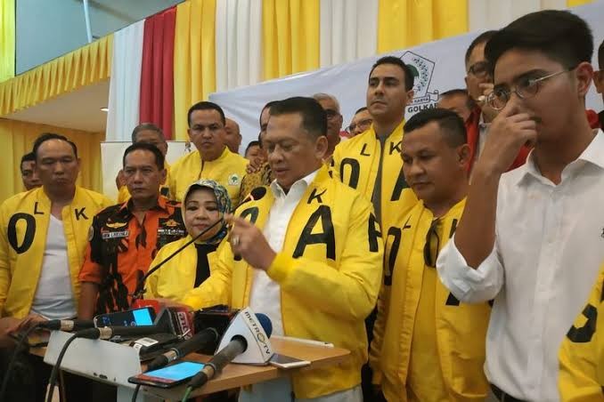 Bamsoet 'Bertekuk Lutut' Ke Airlangga, Diduga Karena Luhut Pegang Kartu Matinya