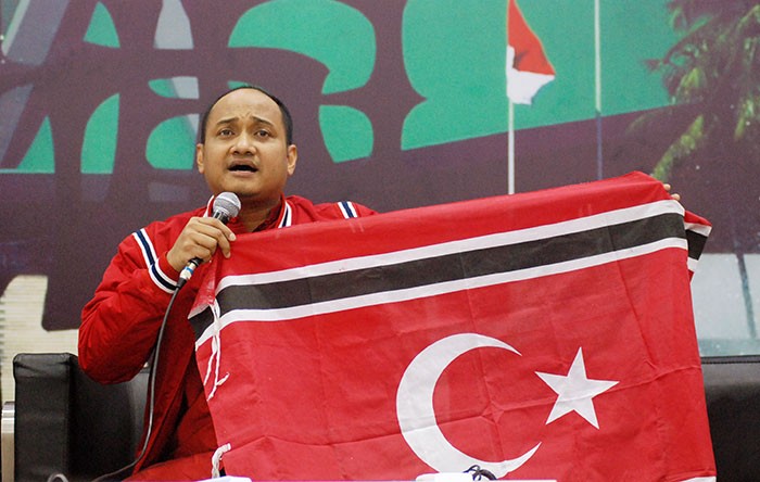 Anggota DPD RI Asal Aceh  Fachrul Razi Tunjukkan Bendera Lokal.