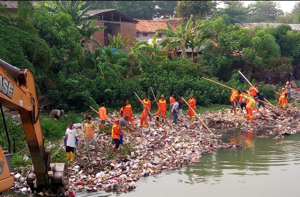 Ratusan Kubik Sampah di Pintu Air Kali CBL Digasak Pasukan Orange Wil IV