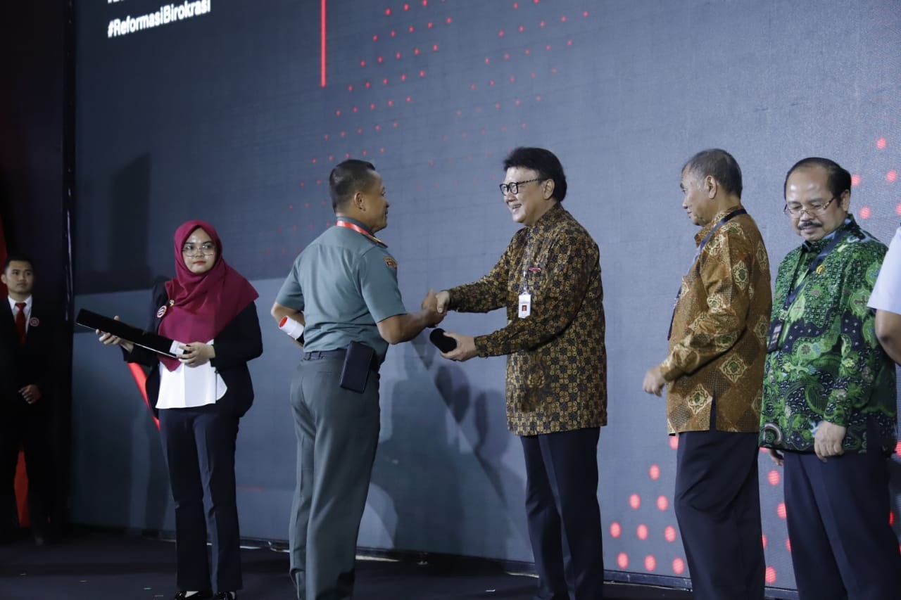 Danrem 082/CPYJ Terima Penghargaan Dari Menpan RB