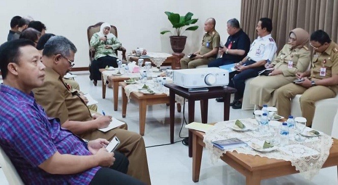 Jelang Umroh, Khofifah Meminta Hal Ini pada Rakor OPD di Bandara Juanda