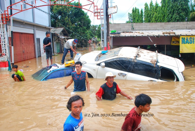 Mobil Terendam Banjir