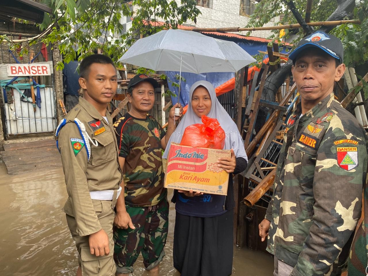 Banser NU Evakuasi Korban Banjir Jabodetabek dan Banten
