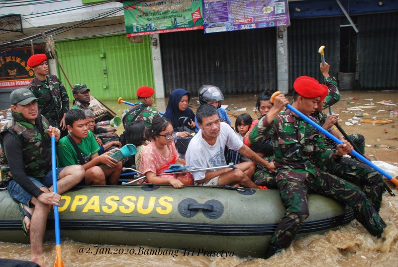 Kopassus Evakuasi Korban  Banjir