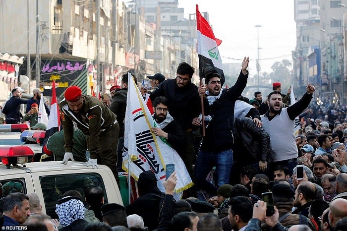 Ratusan Ribu Warga Irak Antar Jenazah Soleimani Sebelum Dibawa ke Iran