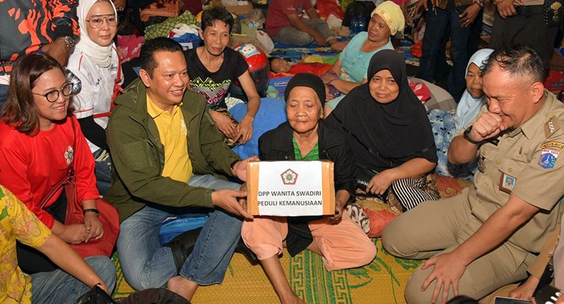 Ketua MPR RI Bambang Soesatyo Salurkan Bantuan Korban Banjir Pengadegan