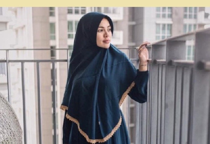 Nikita Mirzani Boyong Keluarga dan Sahabat Pergi Umrah