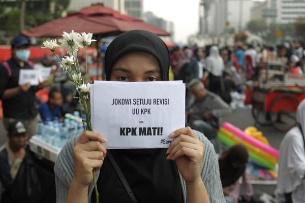 KPK Dilemahkan Jokowi, Tapi Enak Dapet Rp 51,2 Miliar