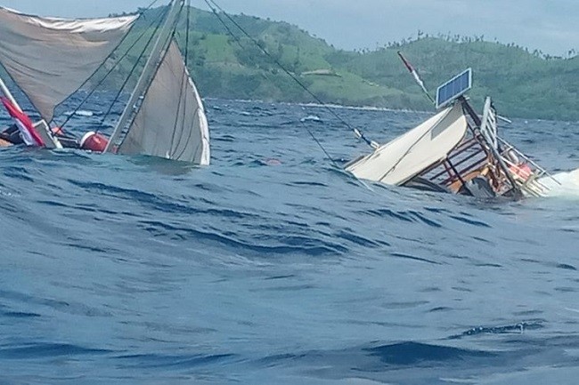 Kapal Pinisi Yang Ditumpangi Wartawan Peliput Jokowi Tenggelam Di Labuan Bajo