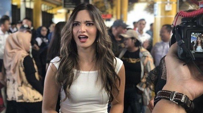 Selain Salak, Nia Ramadhani Juga Gelagapan Disuruh Kupas Buah Mangga