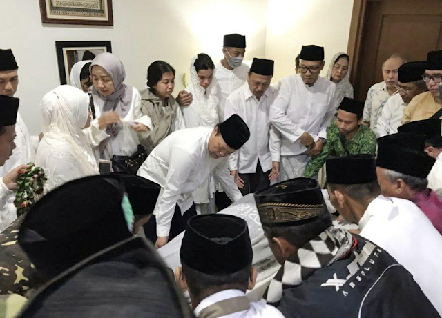 Begini Cerita Hidayat Nur Wahid Ditunjuk Pimpin Doa Jenazah Gus Sholah