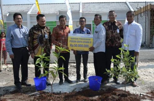 BTN Beri CSR Pohon Untuk Perumahan Graha Utama II